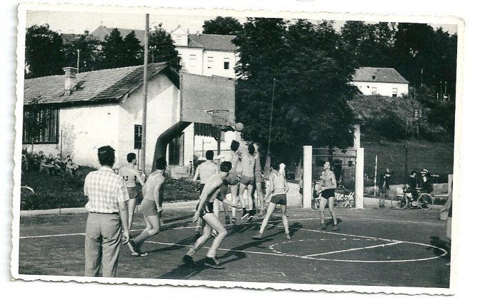Prvi dom novomeških košarkarjev je bila Loka, kjer je bilo igrišče prekrito z lešem do leta 1963. (Foto: arhiv Mira Župevca)