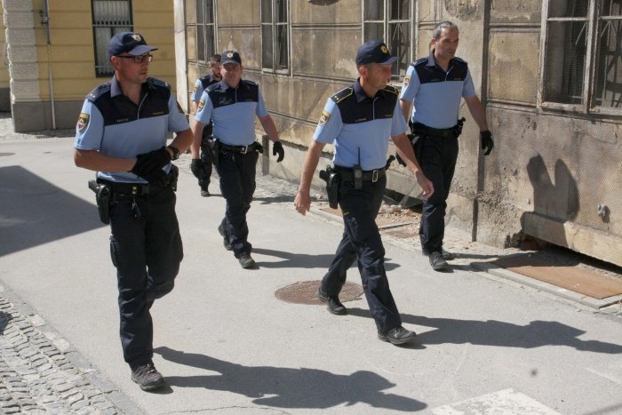 Deložaciji prisostvuje tudi enota policistov (Foto: B. B.)