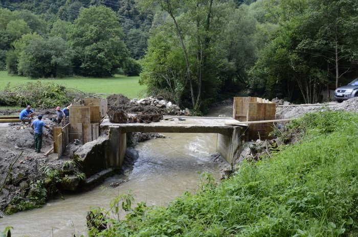 Obnovo mostu na cesti Bučerca – Ponikve – Anže v naselju Anže bo predvidoma trajala do konca avgusta.