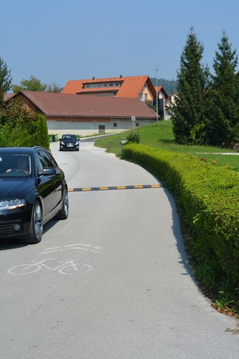 Po ozki ulici bo veljal enosmerni prometni režim (za izvoz na  obvoznico), na obeh straneh bo tudi kolesarska steza. (Foto: M. M.)