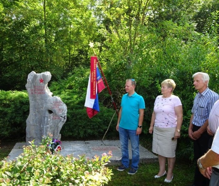 Črnomaljska županja Mojca Čemas Stjepanovič je skupaj s  predsednikom KS Črnomelj Jakom Birkelbachom k spomeniku položila venec  in svečo.