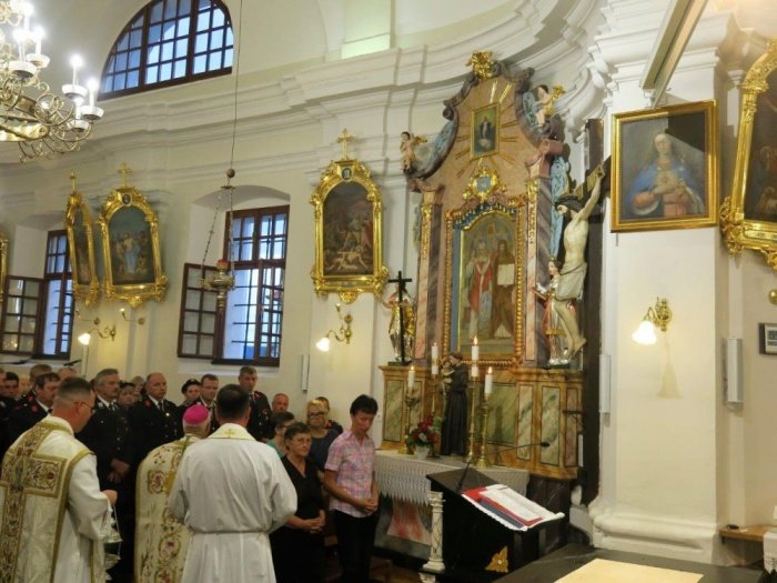 Novomeški škof msgr. Andrej Glavan je blagoslovil obnovljen glavni Marijin oltar.