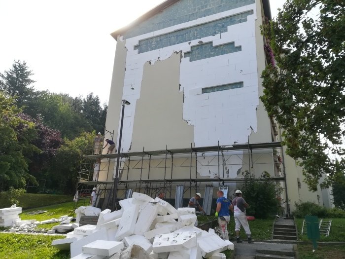 FOTO: Delavci že pospravljajo odpadlo fasado; kriva slaba izvedba?
