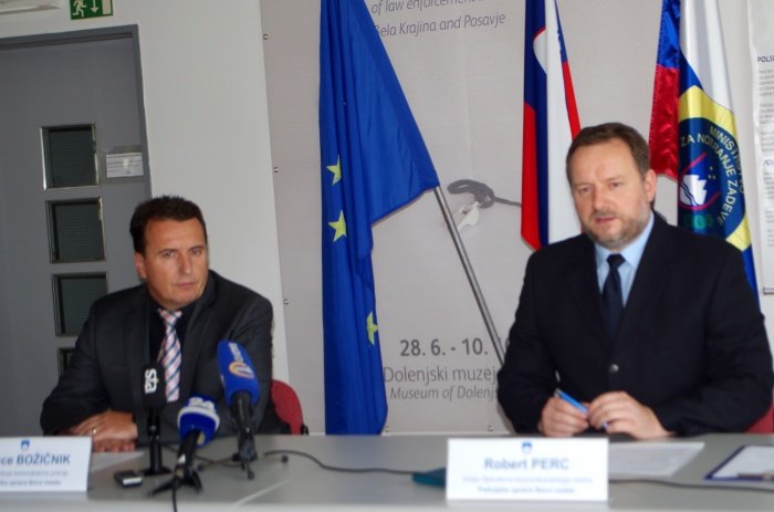 France Božičnik in Robert Perc, vodja OKC Novo mesto, ki je vodil novinarsko konferenco.