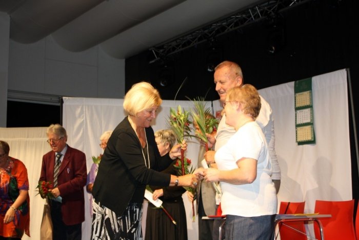 Ljubiteljskim igralcem je čestitala Jožica Sušin (v sredini). (Foto: M. L:)