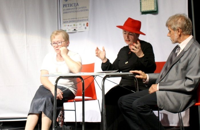 Bodoča stanovalca doma (Elizabeta Križanić, v sredini) in Drago Pirman nagovarjata varovanko (Reneja Mihelič) za odrski nastop. (Foto: M. L.)