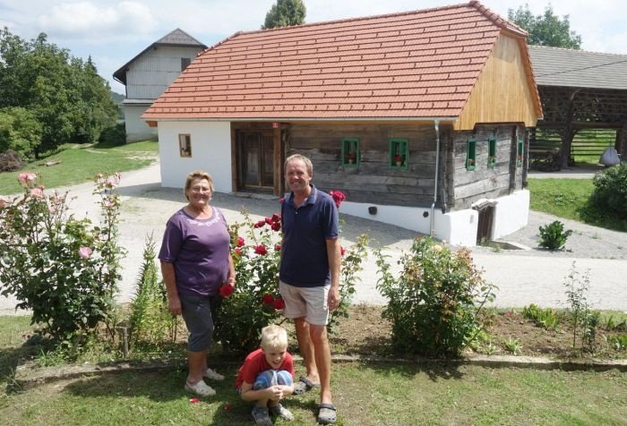 Lepo obnovljena Grozdetova hiša v Gornjih Impoljah, na katero so ponosni tudi vaščani. Na sliki Slavica Udovč in Peter Kovač s sinom Aljažem iz KTD Studenec -tu se je treba za ogled hiše dogovoriti.