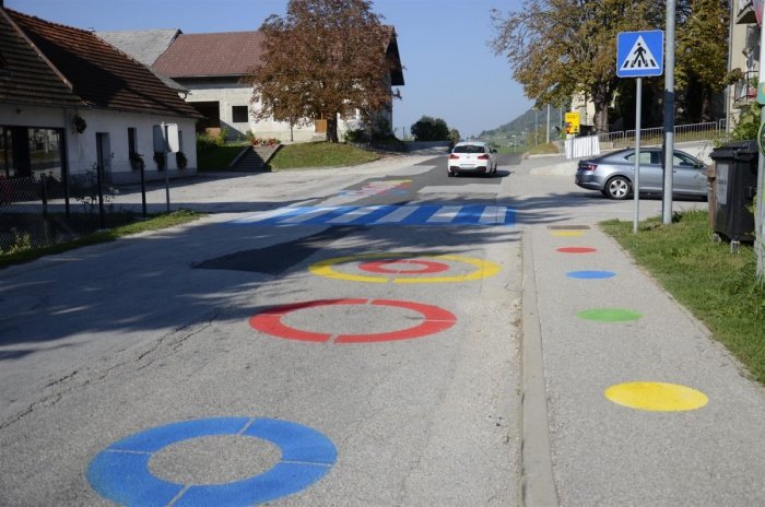 V Koprivnici voznike na prisotnost šolskih otrok opozarja barvita signalizacija. (Foto: Občina Krško)