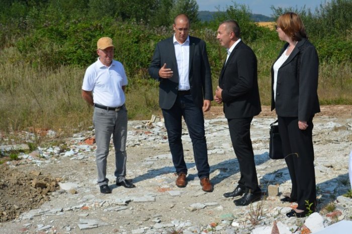 Ožgane odpadke so si od daleč ogledali tudi predsednik CI Franci Plut in glavna okoljska inšpektorica Dragica Hržica.