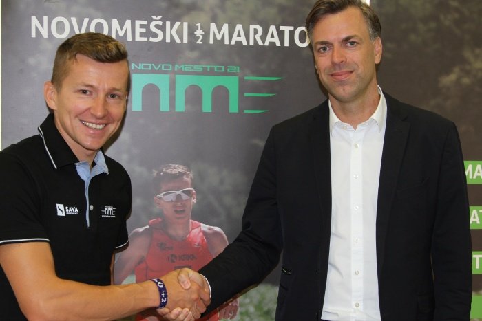 Olimpijec Primož Kobe je Novomeški polmaraton predstavil skupaj z županom Gregorjem Macedonijem, ki bo tudi tekmoval. (Foto: I. Vidmar)