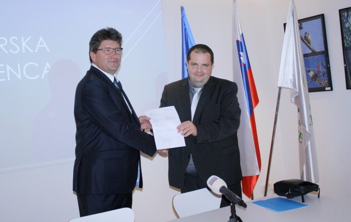 Ivana Molana (levo) predlaga za župana Dražen Levojević (desno) in skupina volivcev. (Foto: M. L.)