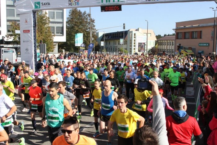 Na štartu Novomeškega polmaratona se je danes zbralo 696 tekačev. (Foto: I. Vidmar)