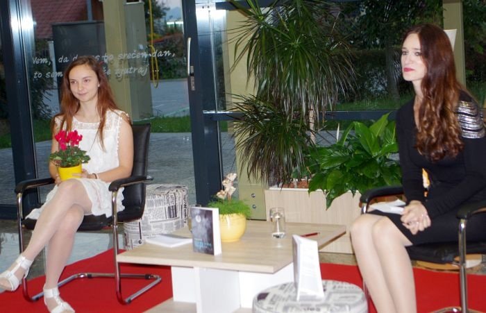 Pogovorni večer z avtorico knjižnega prvenca Elaro Udvanc (na levi) je vodila Jasmina Spahalić.