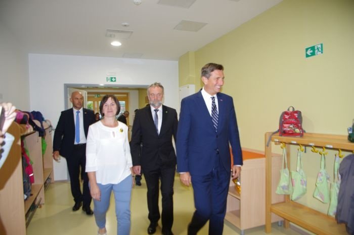 Ravnateljica Ana Srpčič, župan Radko Luzar in predsednik države Borut Pahor prihajajo v nov vrtec.