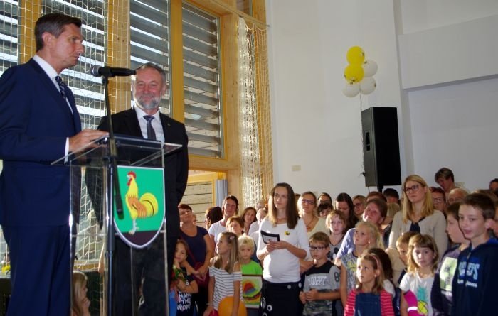 Pahor je županu Luzarju v zahvalo in priznanje za njegovo delo izročil slovensko zastavo.