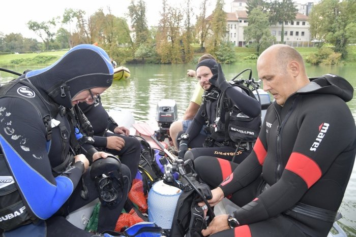Pri čiščenju reke Krke so moči združili potapljači Kluba za podvodne aktivnosti Novo mesto in Slovenske potapljaške zveze