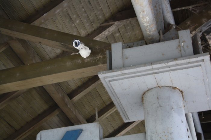 Nadzorne kamere v taki obliki pričakujte na javnih mestih; v domovih in tam, kjer jih ne bi smelo biti, so bistveno manjše.