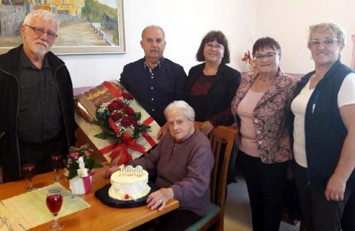 S torto je slavljenko presenetila županja Bernardka Krnc (v sredini), skupaj z Janezom Turkom, Ivanko Jeglič in Jožico Pirkovič. (Foto: Občina ŠT)