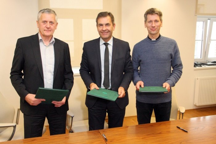 Jože Slivšek, Miran Stanko in Mitja Markovič  ob podpisu pogodbe o skupnem vlaganju v nov večnamenski objekt. (Foto:  B. B.)