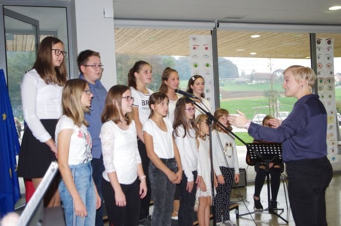Šolski mladinski pevski zbor je lepo prepeval uglasbene pesmi Toneta Pavčka.