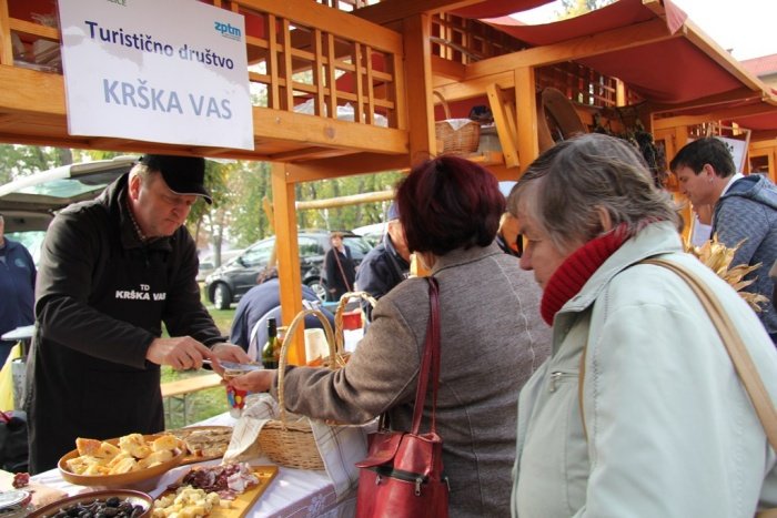 Turistična društva so obiskovalce razvajala z dobrotami in tekmovala v kuhanju golaža.