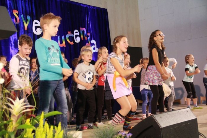 V programu so sodelovali tudi učenci šole, ki so na oder postavili glasbeno-plesno pravljico Pika Nogavička, s katero so pod naslovom Razigrano v svet učenja navdušili. 