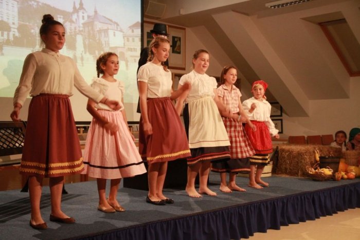 Učenci šole so pod vodstvom mentorice Nataše Dragar uprizorili muzikal Zmaj v Postojnski jami.