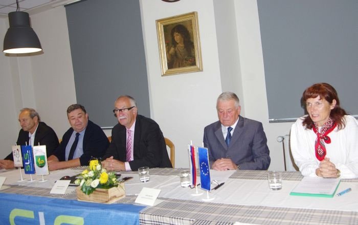 Na novinarski konferenci (od leve proti desni): predsednik LO DeSUS Viktor Luzar, koordinator LO SMC Igor Kalin, Franc Hudoklin, tajnik SLS Jože Hrovat in voditeljica Jerca Božič Kranjec.