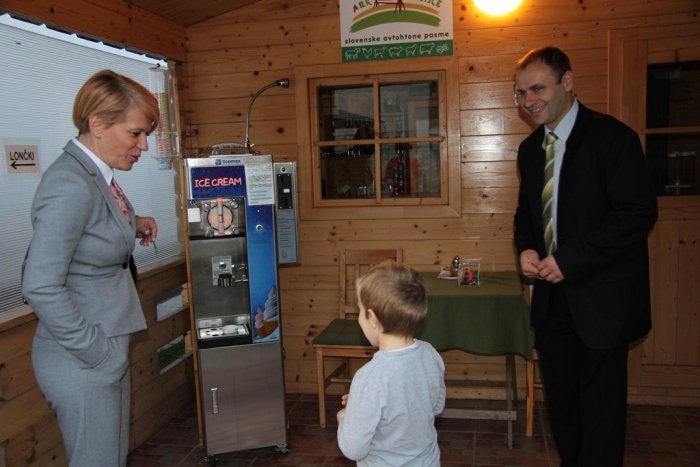 Gospodar Andrej Kastelic je gostji predstavil kmetijo, med drugim tudi avtomat za domači sladoled.
