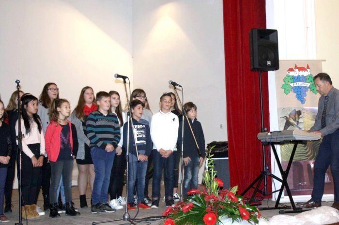 V kulturnem sporedu so sodelovali učenci osnovne šole Bizeljsko pod vodstvom Vilka Ureka. (Foto: M. L.)