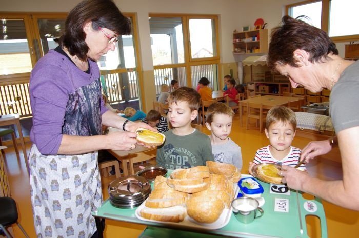 Otroci so komaj čakali, da so lahko zagrizli v kruh z domačim medom, bio maslom...