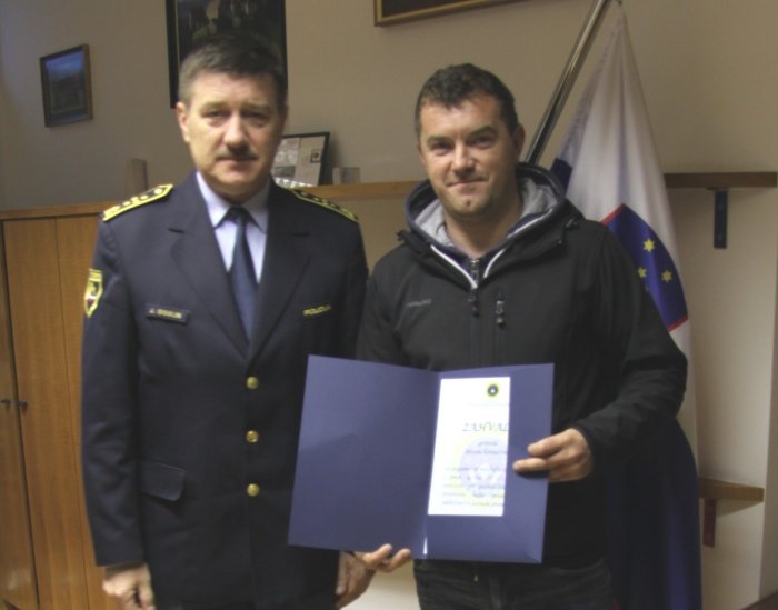 Dejanu Kovačeviću se je danes za njegovo odločno in pogumno ravnanje zahvalil direktor PU Novo mesto Janez Ogulin. (Foto: PU Novo mesto)