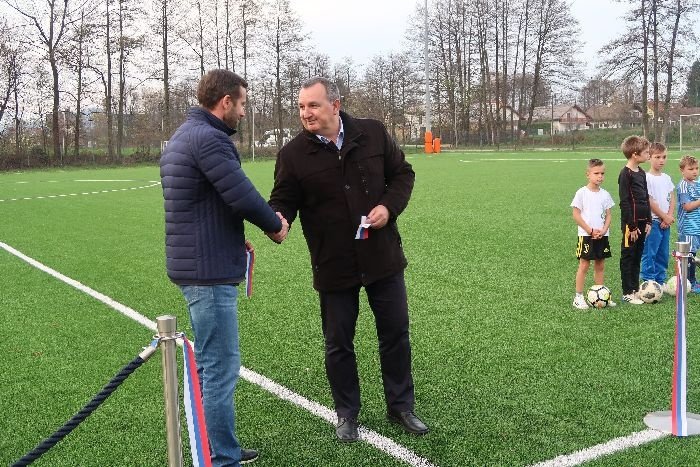 Nogometno igrišče z umetno travo sta oprla generalni sekretar Nogometne zveze Slovenije Martin Koželj   in kočevski podžupan Roman Hrovat.