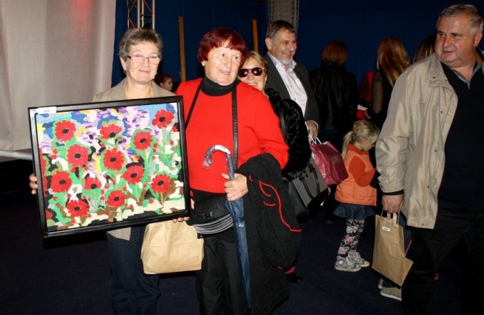 Za dobrodelni koncert je Mili Majcen (desna) podarila svojo ročno vezeno sliko, ki jo je srečelov namenil Anici Sladič (leva). (Foto: M. L.)