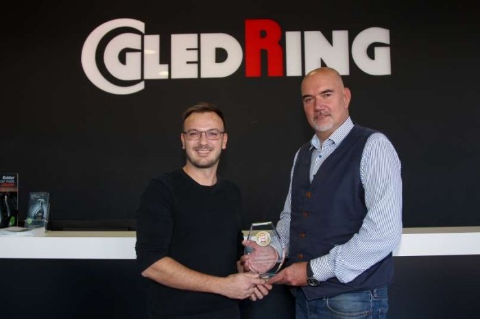 Urednik AUTO BILD Slovenija, Božo Lalić (levo) in direktor podjetja  Gledring d.o.o., Stojan Gledj. Posebno nagrado za kakovost in dizajn smo  podelili prvič.