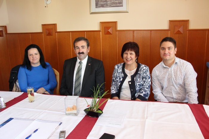Zvone Lah se je na novinarski konferenci predstavil skupaj s kandidatkama za občinski svet Vladko Vidic (na levi), ki kandidira na listi Zelenih, in Ireno Pust, ki kandidira s podpisi volivcev, ter Mitjem Pustom.