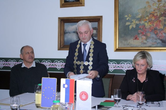 Župan Ladko Petretič je nagovoril občinsiki svet. Levo Bojan Trampuš, desno Melita Skušek. (Foto: M. L.)