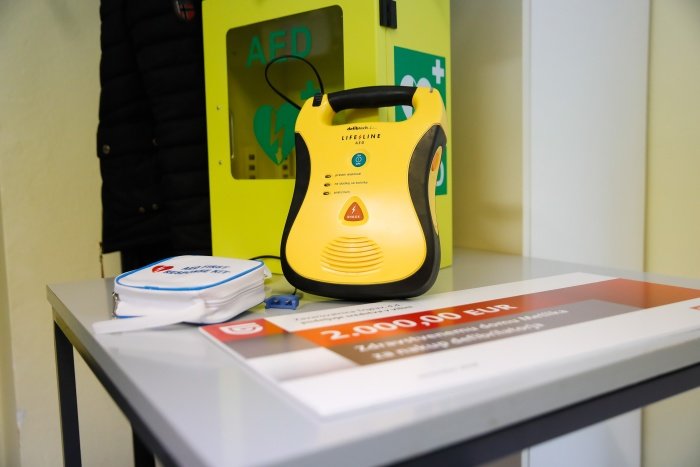 Uporaba defibrilatorja je varna in enostavna in ga lahko uporablja prav vsak .
