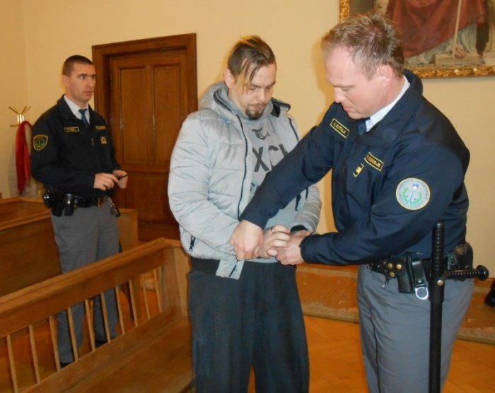 Roka Zupančiča so na sodišče pripeljali iz ljubljanskega zapora, kjer je v priporu.
