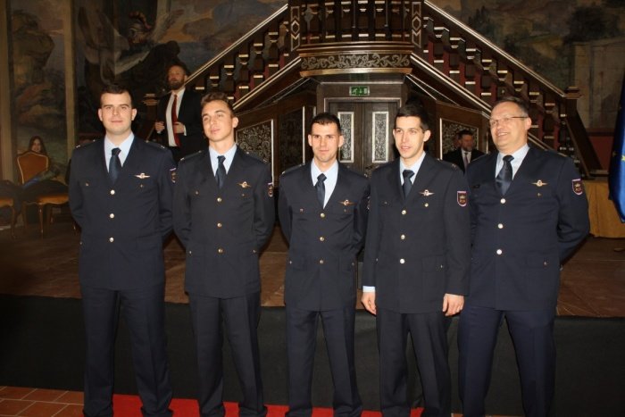 Novi piloti (z leve): Gašper Habjanič, David Necmeskal, Gorazd Pusovnik in David Bojanec ter poveljnik letalske šole podpolkovnik Franko Jesenšek. (Foto: M. L.)
