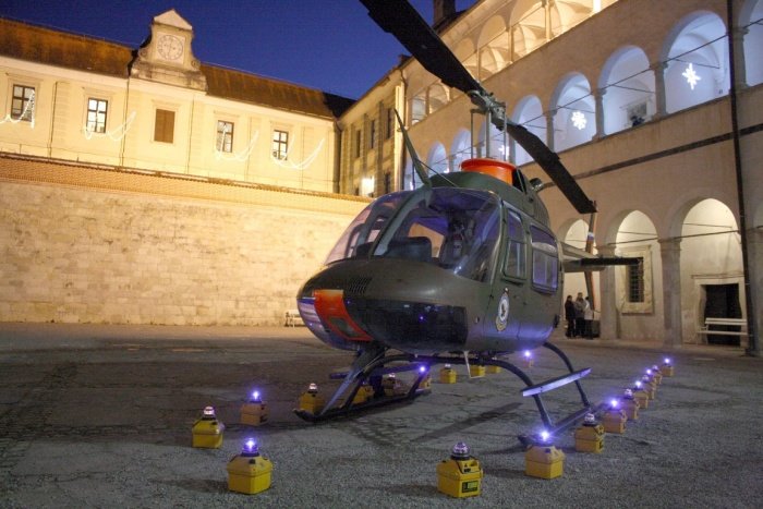 Pristanek helikopterja na ozkem dvorišču brežiškega gradu je bil zahteven manever. (Foto: M. L.)