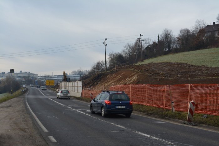 Ob Levičnikovi cesti gradijo kolesarsko in peš pot. (Foto: M. M.)