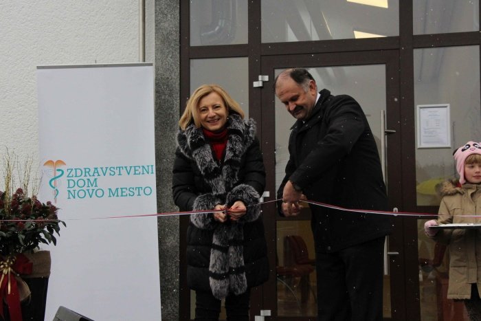Novo ambulanto sta odprla direktorica Zdravstvenega doma Novo mesto Alenka Simonič in župan Andrej Kastelic. (Foto: M. Ž.)