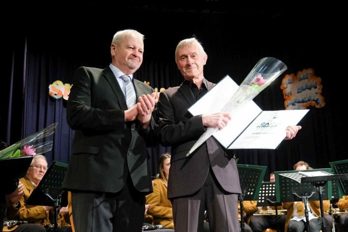 Janez Ceglar (na desni) je iz rok predsednika KS Senovo   Vlada Grahovca   prejel laskavi naziv častnega krajana. (Foto: Boštjan Colarič)