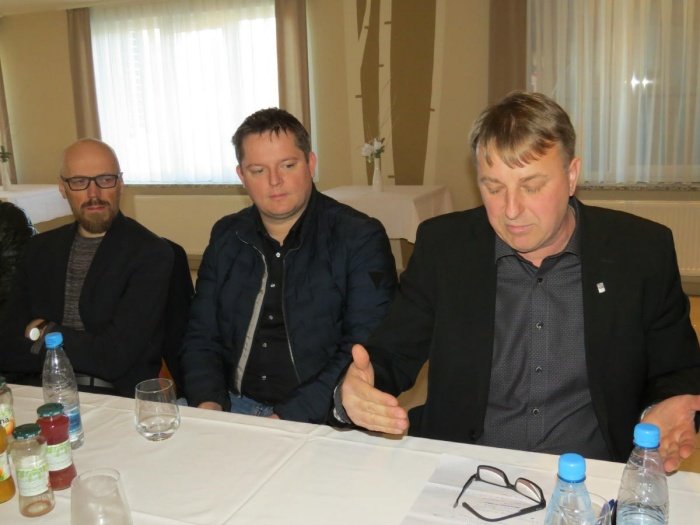 Stanislav Malerič (prvi z desne), predsednik OOZ Črnomelj, je natančno opisal razmere v obrtništvu.