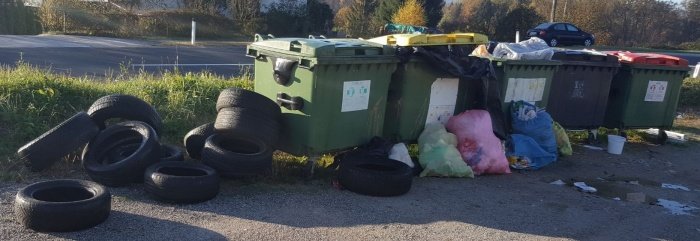 Zelo pogost pojav, ko občani ekološki otok "zamenjajo" za zbirališče kosovnih odpadkov (julij 2017)