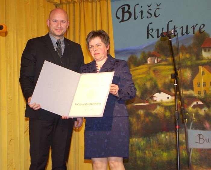 KD Bučka je direktor JSKD RS Marko Repnik izročil srebrno jubilejno priznanje, ki ga je prevzela predsednica Ljuba Hočevar.