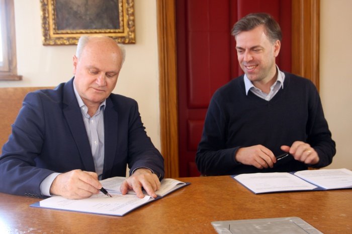 Marjan Pipenbaher in Gregor Macedoni ob podpisu pogodbe o projektiranju. (Foto: B. B.)
