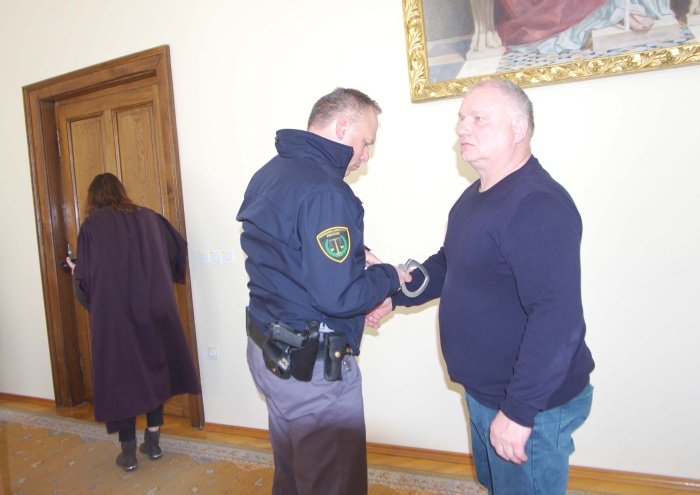 Štefana Mitrovića so na sojenje pripeljali iz pripora v novomeških zaporih.