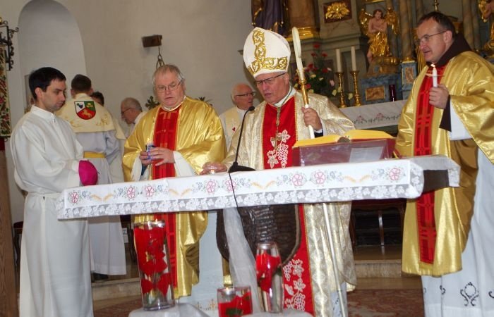 Mašo je daroval novomeški škof msgr. Andrej Glavan.